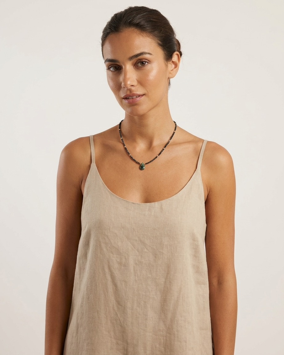 Collar Olivia con gota de piedra verde y detalles dorados