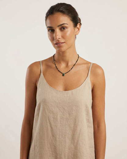 Collar Olivia con gota de piedra verde y detalles dorados