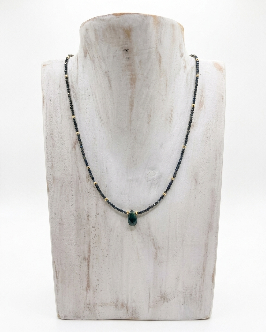 Collar Olivia con gota de piedra verde y detalles dorados