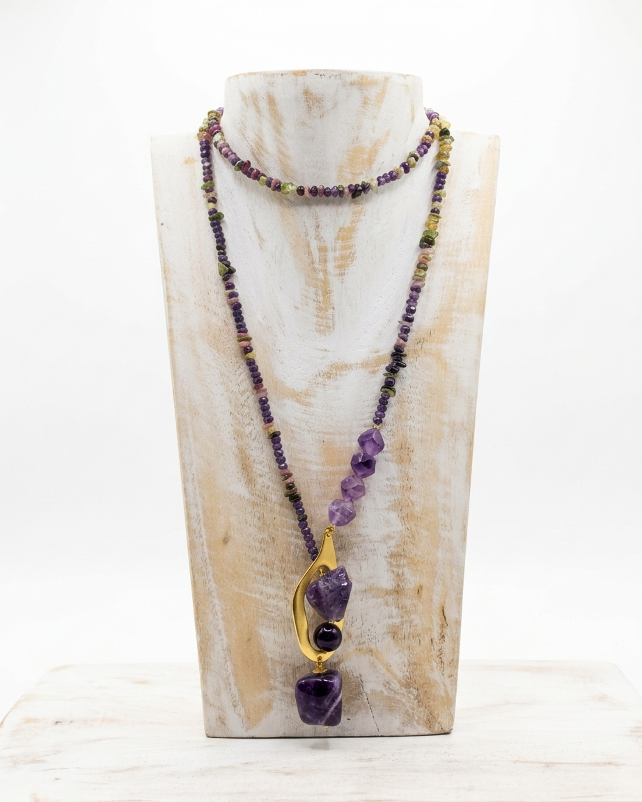 Collar largo Violeta de sugilita y turmalina con colgante dorado