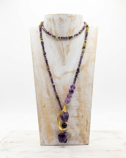 Collar largo Violeta de sugilita y turmalina con colgante dorado