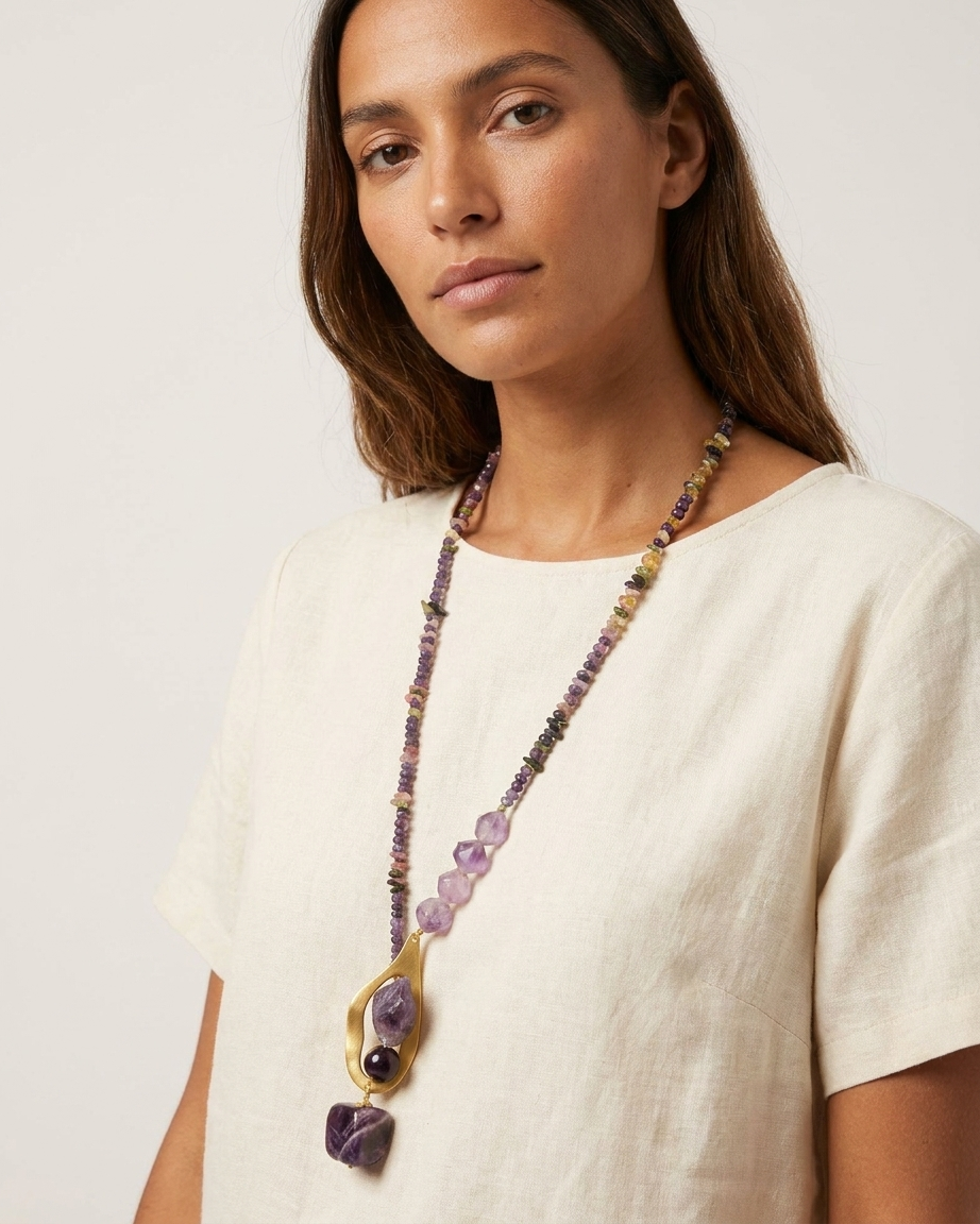 Collar largo Violeta de sugilita y turmalina con colgante dorado