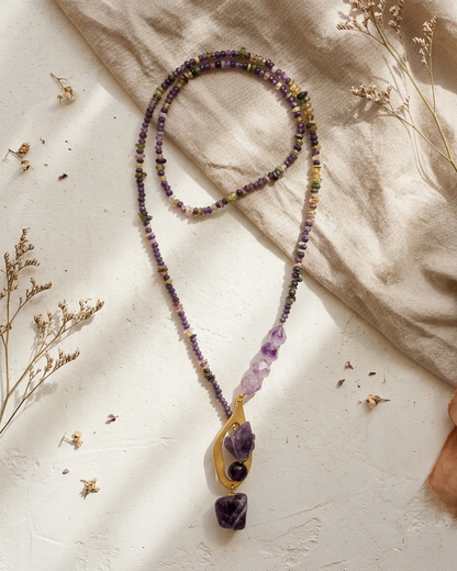 Collar largo Violeta de sugilita y turmalina con colgante dorado